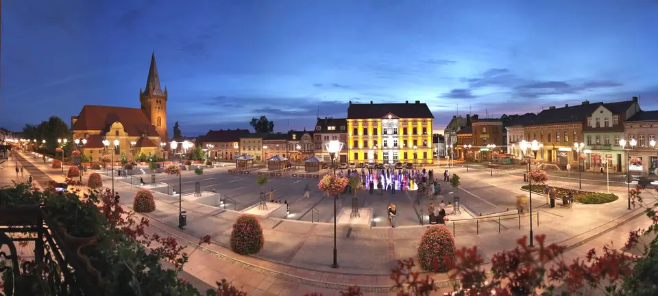 Rynek w Czarnkowie o zmierzchu